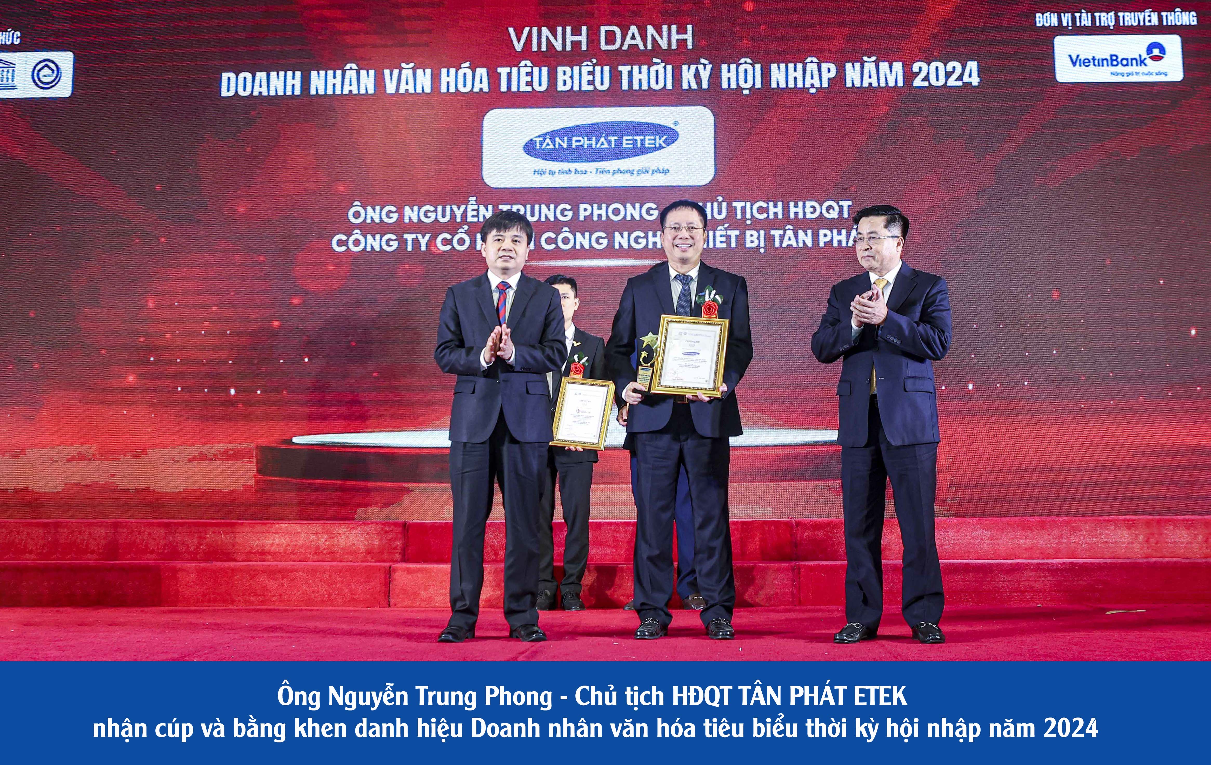 Chu-tich-HDQT-nhan-cup-va-bang-khen-Doanh-nhan-van-hoa-tieu-bieu