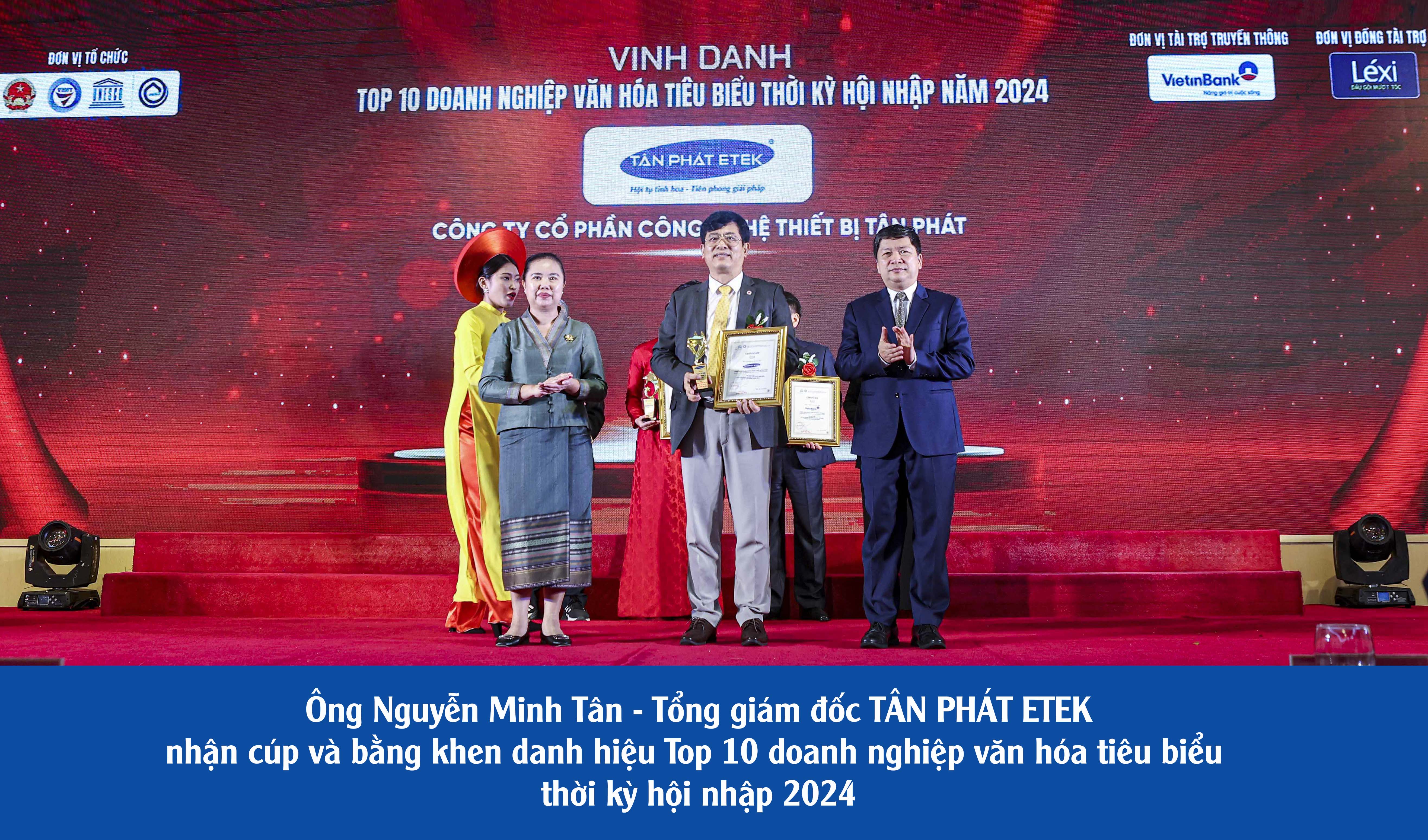 TGD-nhan-cup-va-bang-khen-Top-10-doanh-nghiep-van-hoa-tieu-bieu